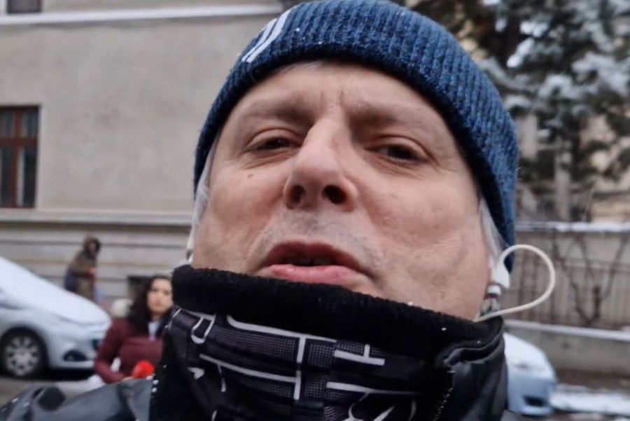 Protestatarul „Ceaușescu” / Sursă foto: Facebook Omul care s-a bătut cu Dragomir în centrul Bucureștiului l-a așteptat pe Victor Pițurcă în fața DNA: „Ai devenit borfaș din mare antrenor!”