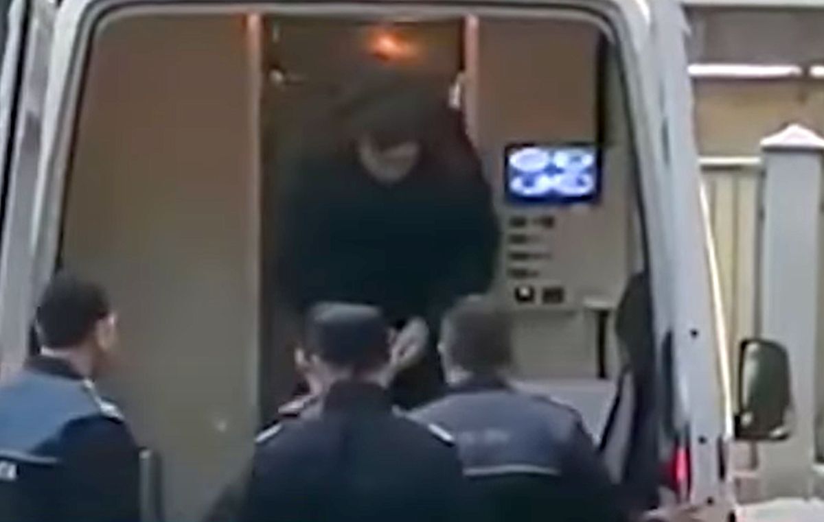 Pițurcă, replică golănească, după ce a fost jignit în serie la intrarea în sediul DNA: „Dacă te dai cu ruj, vorbim!” + Fiul lui, reținut pentru 24 de ore