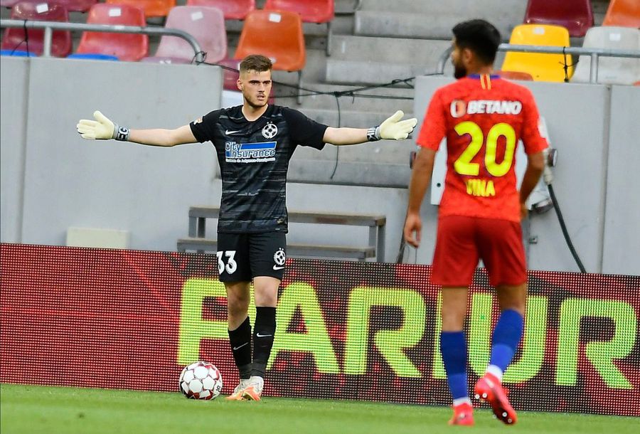 Trei fotbaliști de la FCSB sunt la un pas de suspendare cu Manchester United » Campioana se poate trezi într-o situație disperată