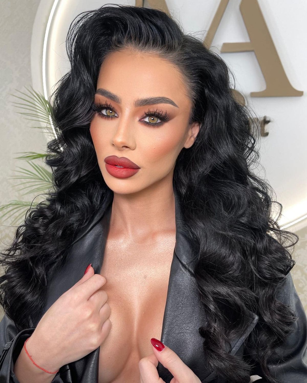 Sora sexy a lui Alexandru Mitriță! Cu ce se ocupă în Dubai, acolo unde călătorește frecvent