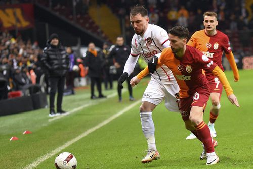 Dries Mertens, în duel cu Sorescu, în urmă cu două zile, în Galatasaray - Gaziantep 2-1 // Foto: Imago