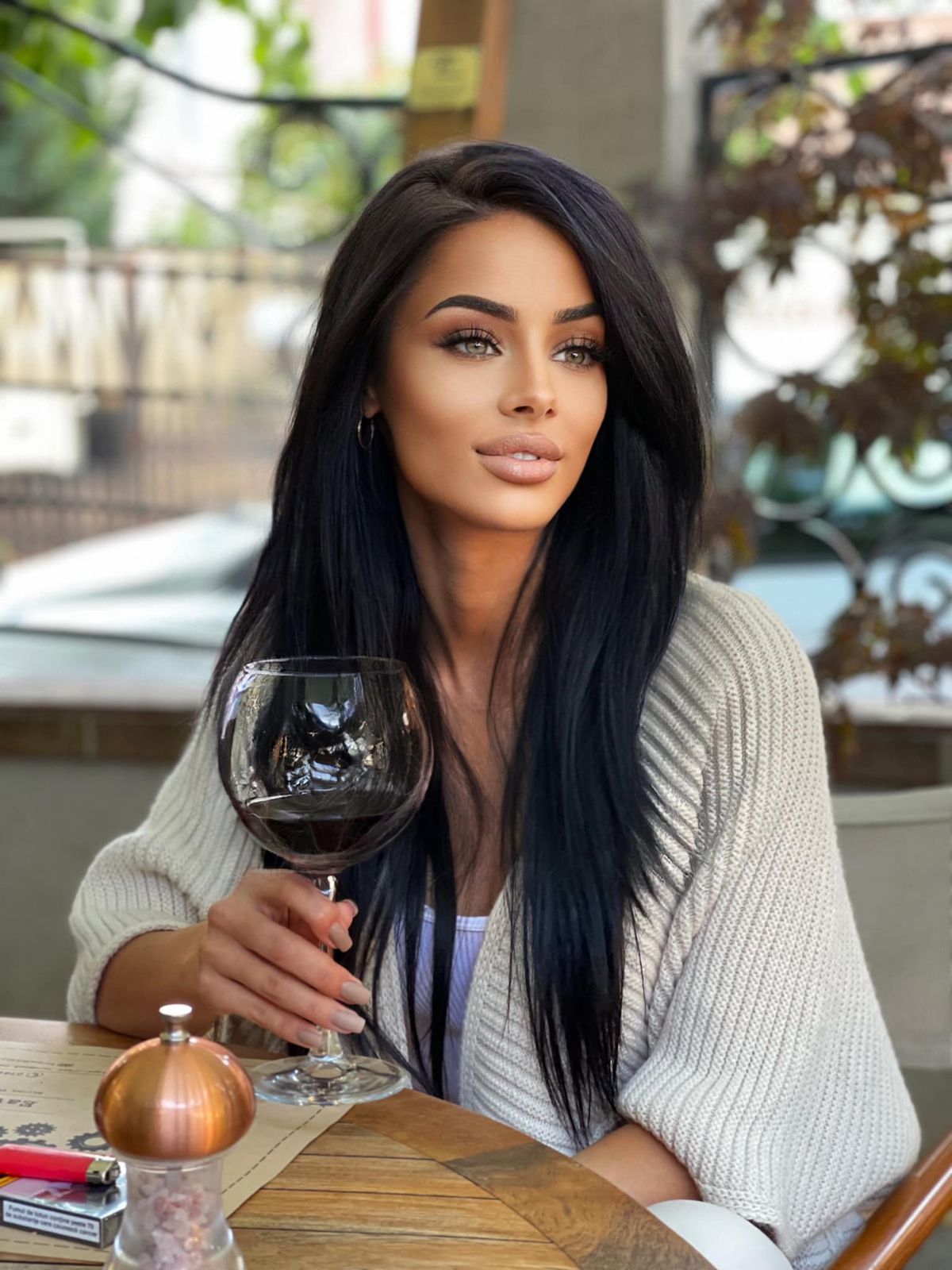 Sora sexy a lui Alexandru Mitriță! Cu ce se ocupă în Dubai, acolo unde călătorește frecvent