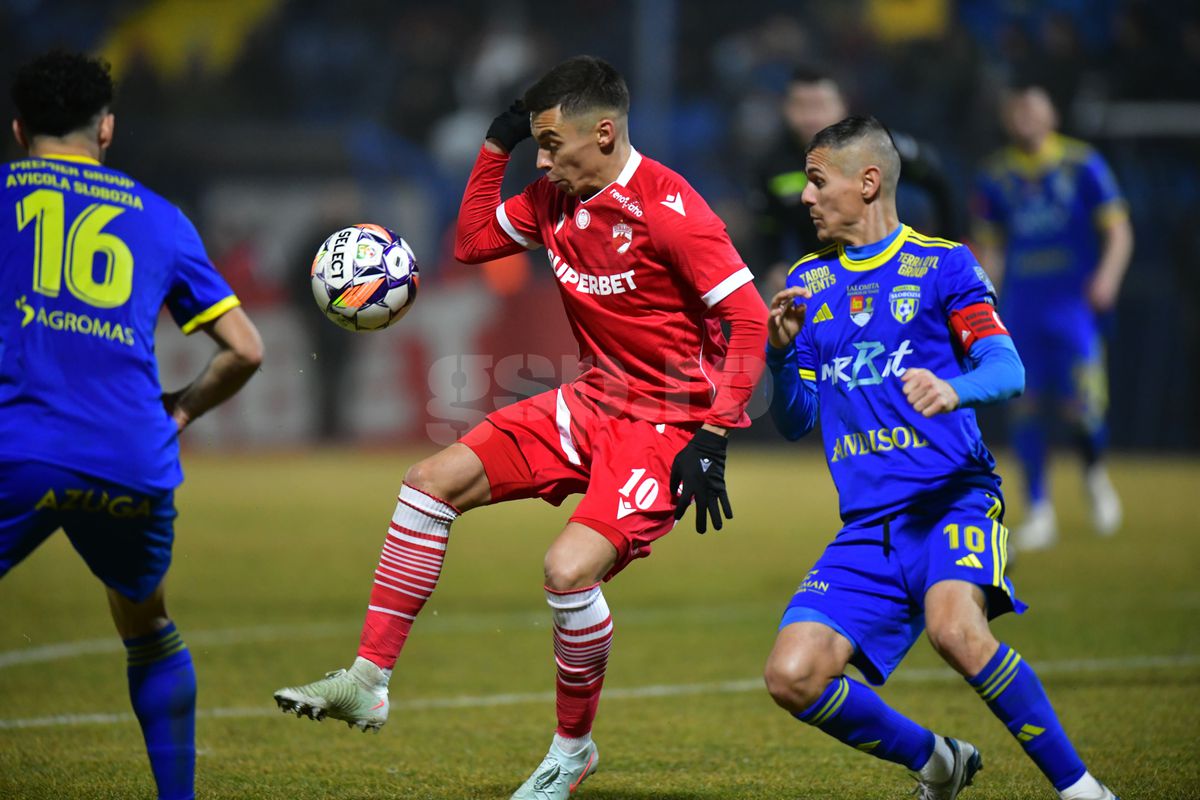 Unirea Slobozia - Dinamo 1-3 » Hakim, «the dream»! „Câinii” au tremurat la Clinceni, dar au câștigat pe final și au urcat pe locul 2! Clasamentul ACUM