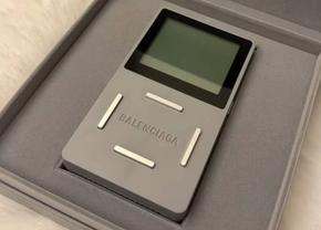 Balenciaga vinde o consolă portabilă la prețul unei mașini - și include un singur joc vechi de 50 de ani