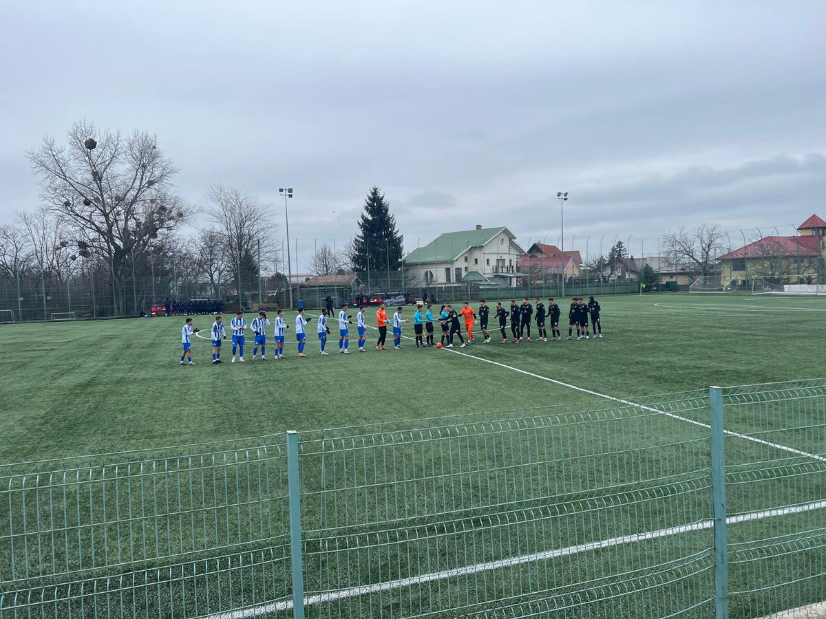 Fotbal pe un ger aspru, cu cinci goluri, între două echipe de tradiție din Liga 2