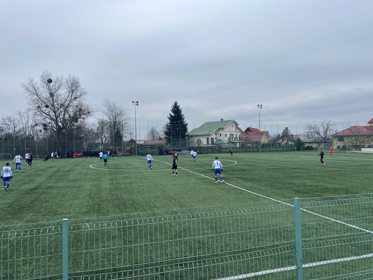 Fotbal pe un ger aspru, cu cinci goluri, între două echipe de tradiție din Liga 2