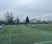 Fotbal pe un ger aspru, cu cinci goluri, între două echipe de tradiție din Liga 2