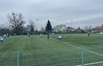 Fotbal pe un ger aspru, cu cinci goluri, între două echipe de tradiție din Liga 2
