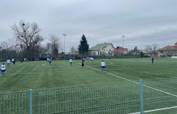 Fotbal pe un ger aspru, cu cinci goluri, între două echipe de tradiție din Liga 2