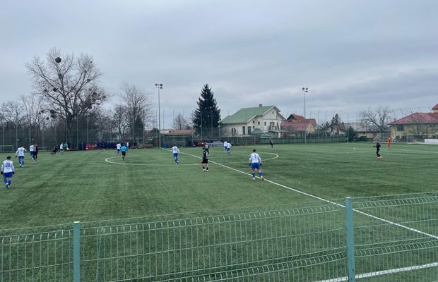 Fotbal pe un ger aspru, cu cinci goluri, între două echipe de tradiție din Liga 2