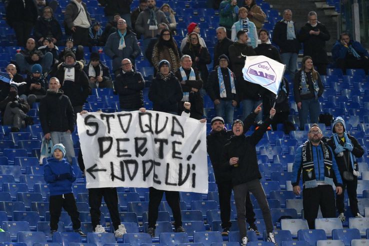 Tifosii biancocelesti au refuzat să susțină pe Lazio la meciul cu Genoa, lăsând gol stadionul Olimpico / Foto: Imago