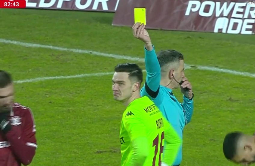 Penalty dictat pentru faultul lui Aioani în Rapid - U Cluj / FOTO: Captură @Prima Sport 1