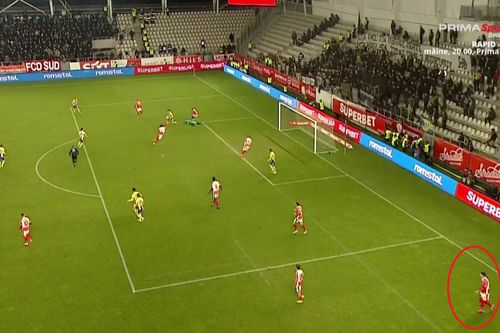 Opruț, în plan îndepărtat, l-a scos din ofsaid pe Grozav, la golul marcat în Dinamo - Petrolul 1-1