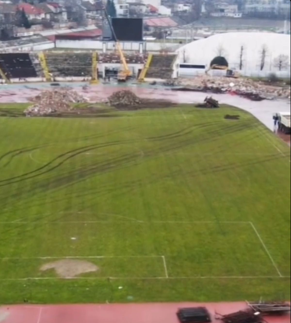 Tribuna a II-a din „Ștefan cel Mare”, dărâmată complet