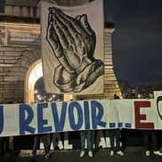 Tifosii biancocelesti s-au adunat în Roma pentru a-l contesta din nou pe Claudio Lotito, președintele lui Lazio, în timpul partidei cu Genoa / Foto: Instagram vdn_official