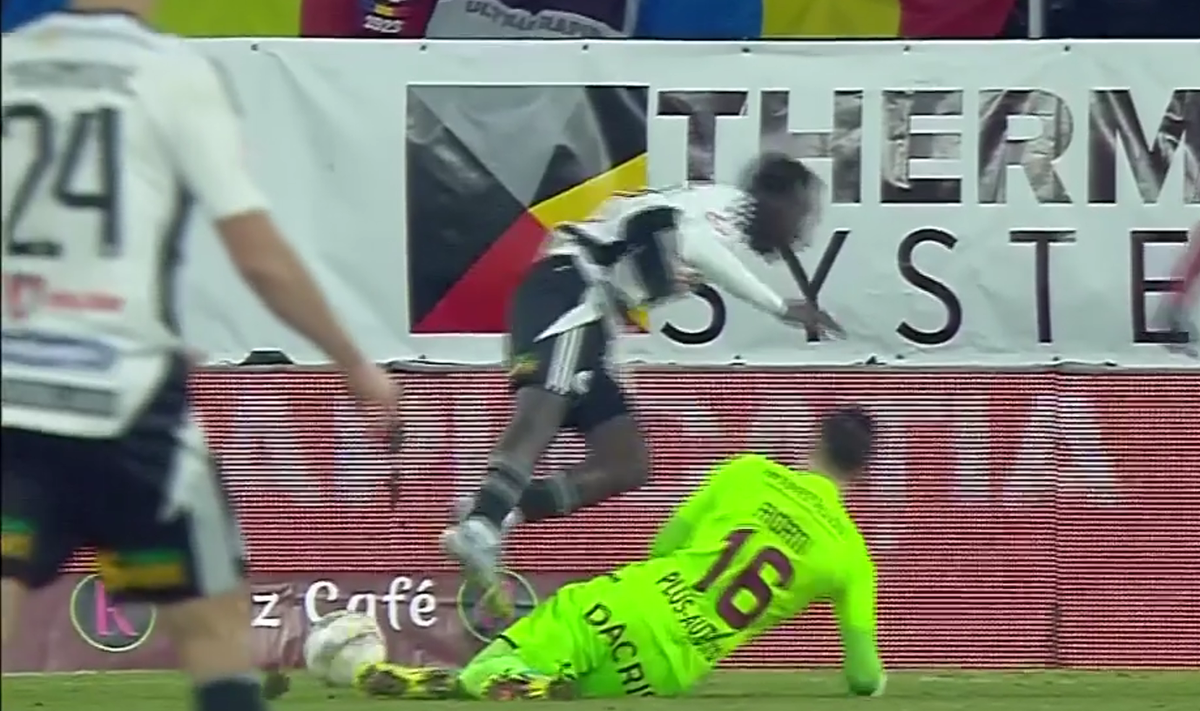 Penalty dictat pentru faultul lui Aioani în Rapid - U Cluj