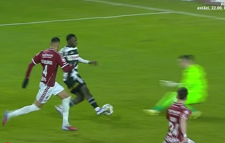 Penalty dictat pentru faultul lui Aioani în Rapid - U Cluj / FOTO: Captură @Prima Sport 1