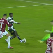 Penalty dictat pentru faultul lui Aioani în Rapid - U Cluj / FOTO: Captură @Prima Sport 1