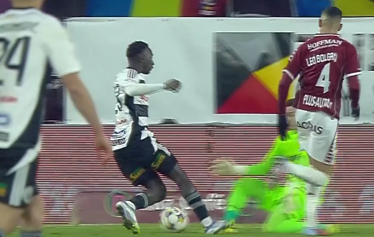 Penalty dictat pentru faultul lui Aioani în Rapid - U Cluj