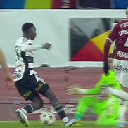 Penalty dictat pentru faultul lui Aioani în Rapid - U Cluj / FOTO: Captură @Prima Sport 1