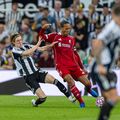 Anthony Gordon, în duel cu Virgil van Dijk / Foto: Imago Images