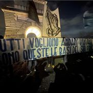 Tifosii biancocelesti s-au adunat în Roma pentru a-l contesta din nou pe Claudio Lotito, președintele lui Lazio, în timpul partidei cu Genoa / Foto: Instagram vdn_official
