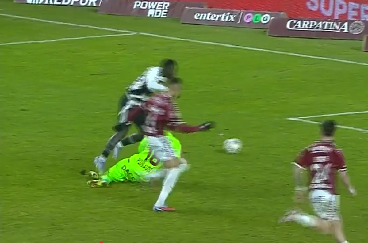 Penalty dictat pentru faultul lui Aioani în Rapid - U Cluj