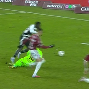 Penalty dictat pentru faultul lui Aioani în Rapid - U Cluj / FOTO: Captură @Prima Sport 1