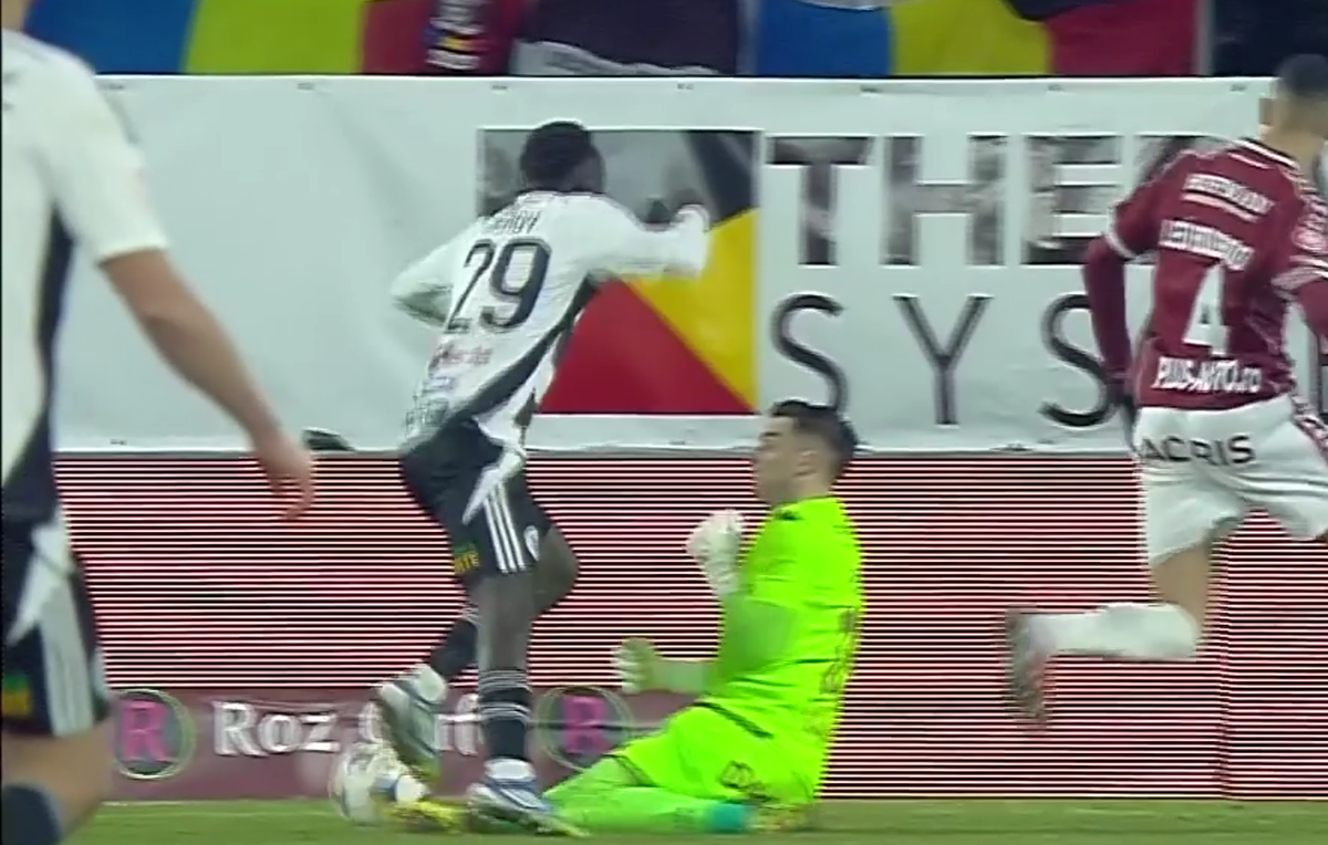 Penalty dictat pentru faultul lui Aioani în Rapid - U Cluj