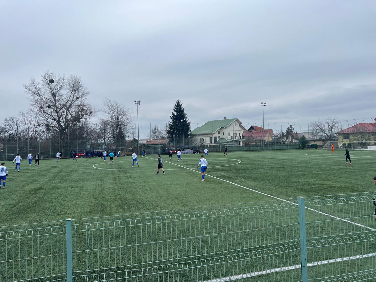 Fotbal pe un ger aspru, cu cinci goluri, între două echipe de tradiție din Liga 2