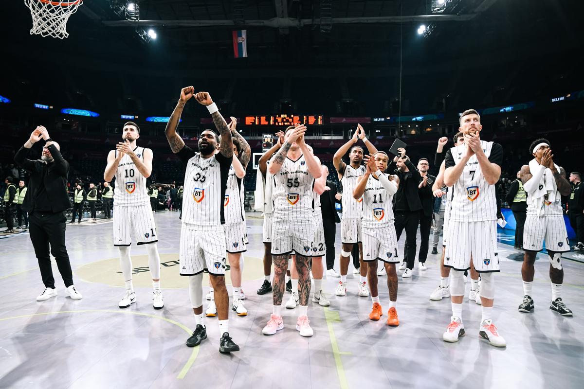 În timp ce „U” Cluj câștiga în Giulești, peste 500 de fani ai alb-negrilor erau într-o altă capitală europeană