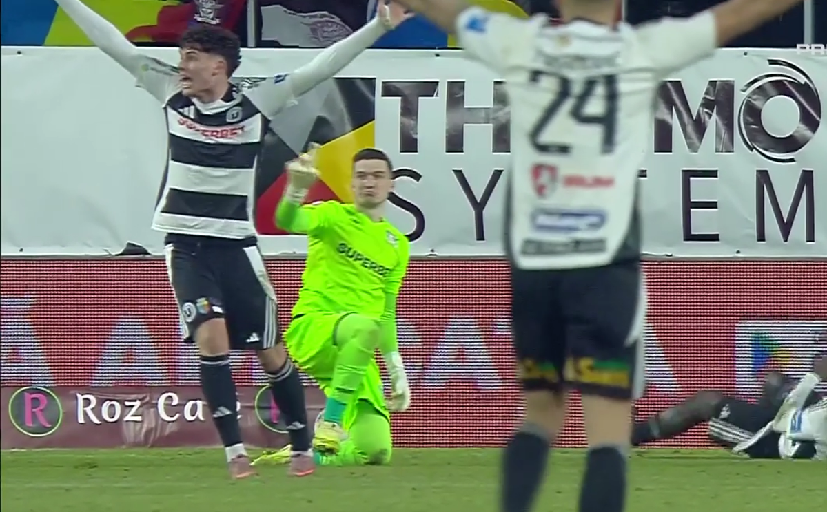 Penalty dictat pentru faultul lui Aioani în Rapid - U Cluj