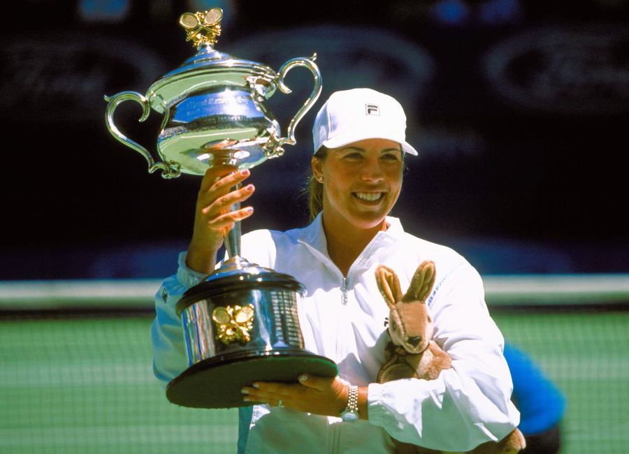 Jennifer Capriati cu trofeul de la Australian Open 2001 Foto: Guliver/GettyImages Jennifer Capriati, adolescenta-minune a anilor 1990, plecăciune în fața lui Novak Djokovic la Australian Open: „E aproape un supraom”