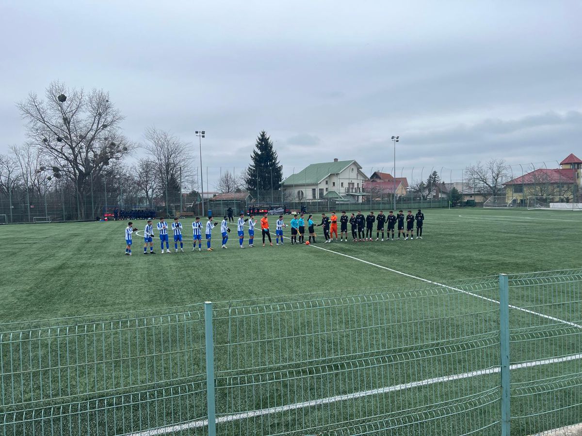 Fotbal pe un ger aspru, cu cinci goluri, între două echipe de tradiție din Liga 2