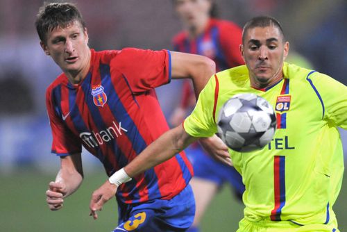 Dorin Goian într-un duel din Liga Campionilor cu Karim Benzema, pe vremea în care francezul evolua la Lyon, foto: Guliver/Getty Images