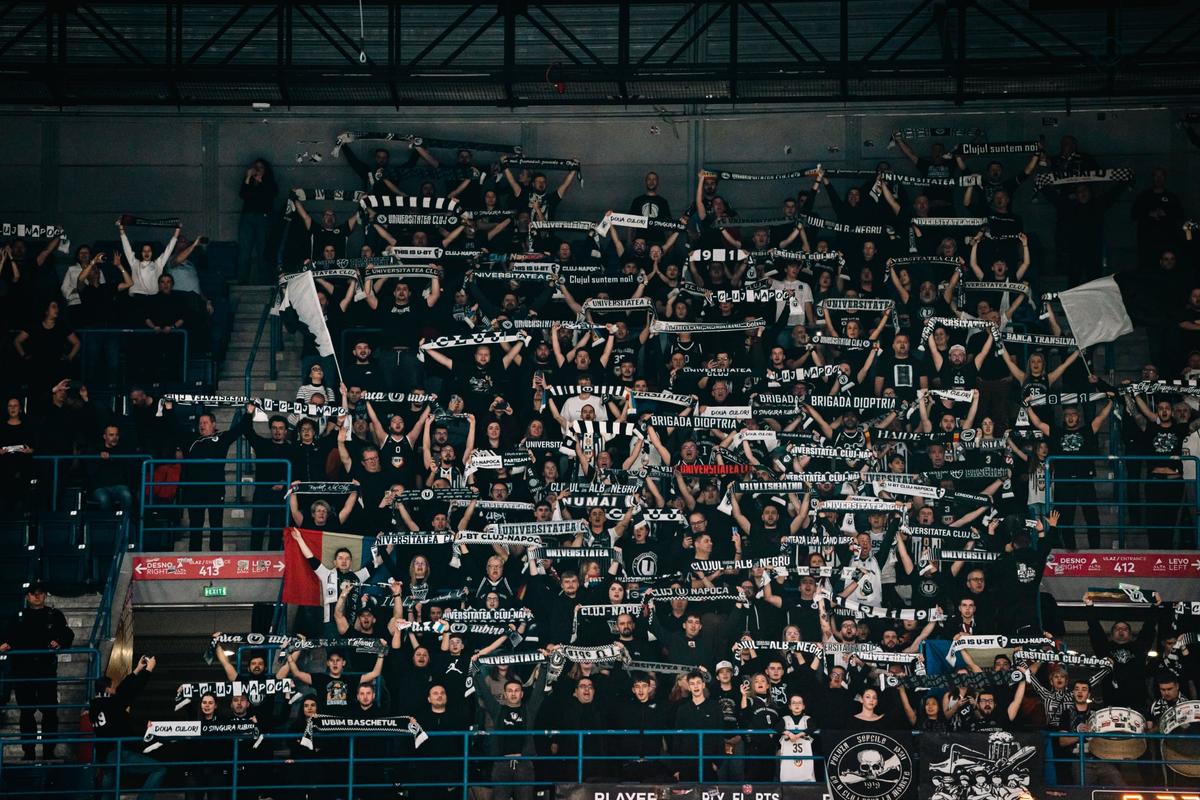 În timp ce „U” Cluj câștiga în Giulești, peste 500 de fani ai alb-negrilor erau într-o altă capitală europeană