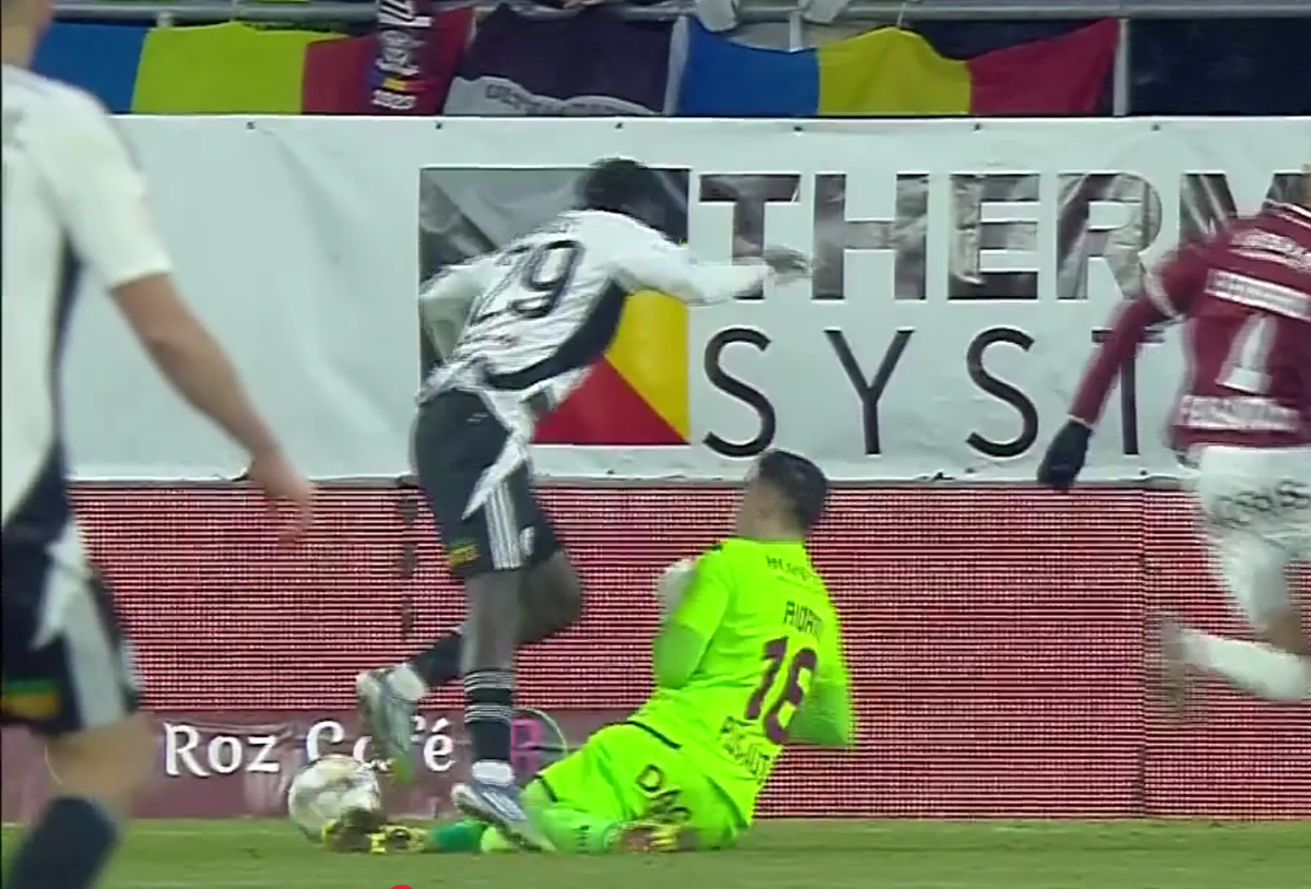 Penalty dictat pentru faultul lui Aioani în Rapid - U Cluj