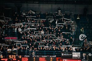 În timp ce „U” Cluj câștiga în Giulești, peste 500 de fani ai alb-negrilor erau într-o altă capitală europeană