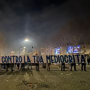 Tifosii biancocelesti s-au adunat în Roma pentru a-l contesta din nou pe Claudio Lotito, președintele lui Lazio, în timpul partidei cu Genoa / Foto: Instagram vdn_official