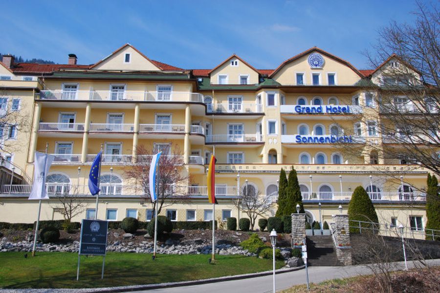 Grand Hotel Sonnenbichl din Garmisch-Partenkirchen, Germania Regele Thailandei s-a „izolat” de coronavirus cu haremul său de 20 de femei într-un hotel de lux din Germania » Voia să dea o petrecere cu peste 100 de invitați