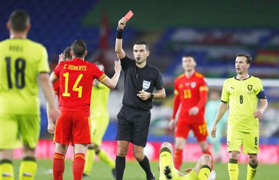 Hațegan, 3 decizii ca la carte la Cardiff + Ce au făcut cehii când galezii au îngenuncheat pentru anti-rasism