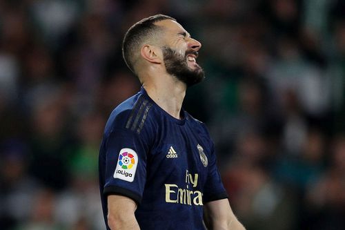 Karim Benzema (33 de ani), atacantul lui Real Madrid, va fi judecat pe 20-22 octombrie la Versailles pentru implicarea în cazul șantajării lui Mathieu Valbuena (36 de ani, Olympiakos), fostul său coleg de națională.