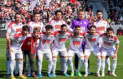 Jucătorii sunt plătiți, oamenii de la birou stau la rând. Datoriile o sufocă pe Dinamo: sumele de plătit în regim de urgență