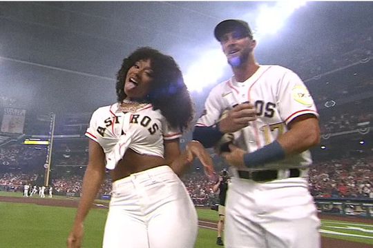 Artista Megan Thee Stallion (28 de ani) a dat lovitura de start în primul meci jucat de Houston Astros în acest sezon din MLB, eșecul 2-3 cu Chicago White Sox.