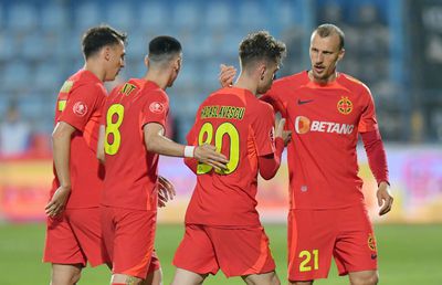 Stupoare! S-a înjurat cu spectatorii, apoi Gigi Becali l-a scos după 28 de minute! » Toți jucătorii au sărit să-l consoleze. Imaginile serii în Farul - FCSB