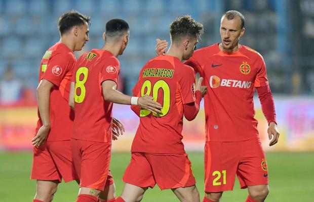 Stupoare! S-a înjurat cu spectatorii, apoi Gigi Becali l-a scos după 28 de minute! » Toți jucătorii au sărit să-l consoleze. Imaginile serii în Farul - FCSB