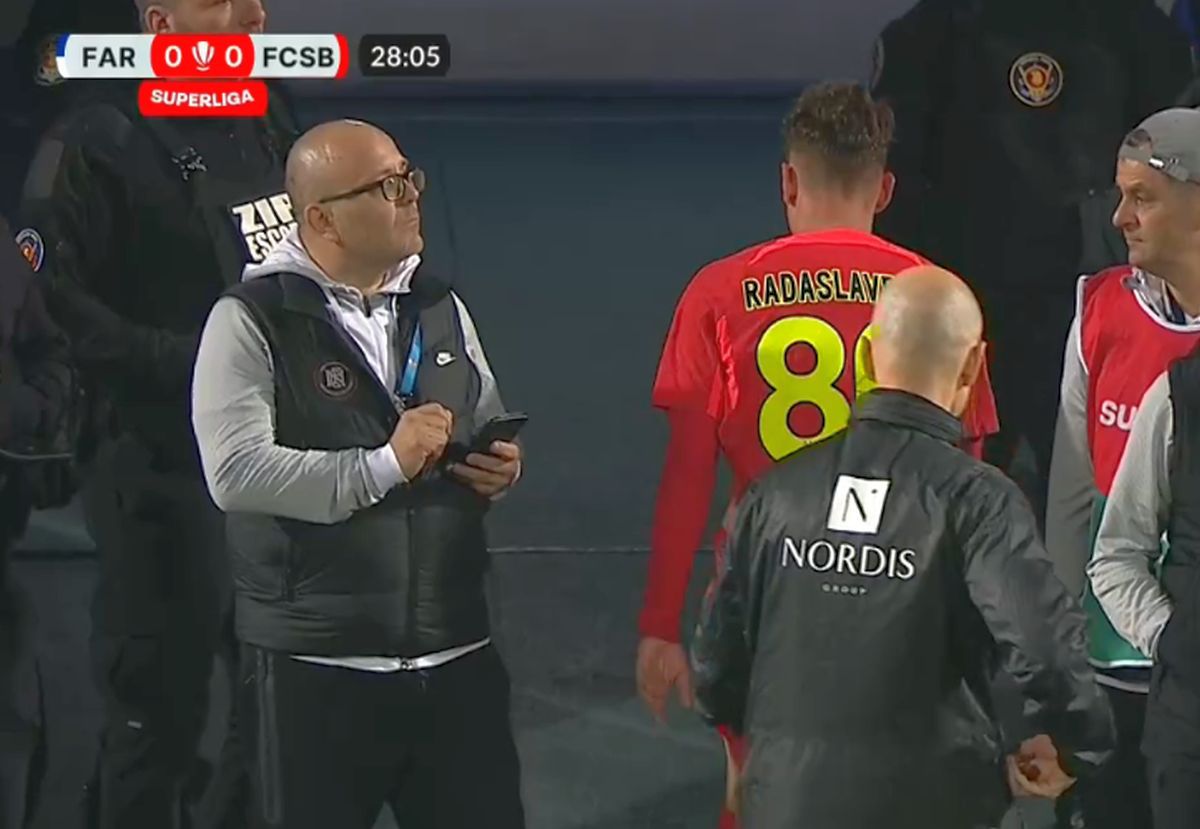 Stupoare! S-a înjurat cu spectatorii, apoi Gigi Becali l-a scos după 28 de minute! » Toți jucătorii au sărit să-l consoleze. Imaginile serii în Farul - FCSB