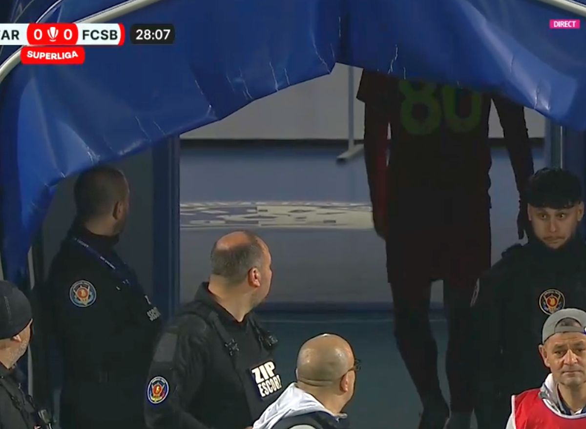 Stupoare! S-a înjurat cu spectatorii, apoi Gigi Becali l-a scos după 28 de minute! » Toți jucătorii au sărit să-l consoleze. Imaginile serii în Farul - FCSB