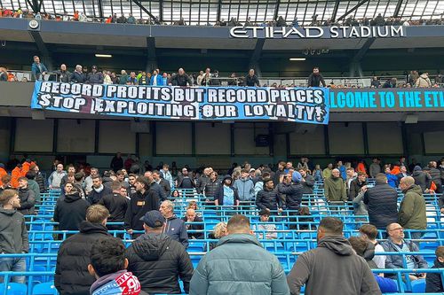 Bannerul afișat de suporterii lui Manchester City // sursă foto: X (Twitter)