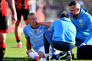 Îngrijorare pentru Erling Haaland! În cârje și cu orteză!